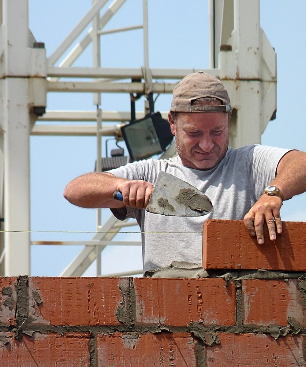 1200px-Bricklayer_J4